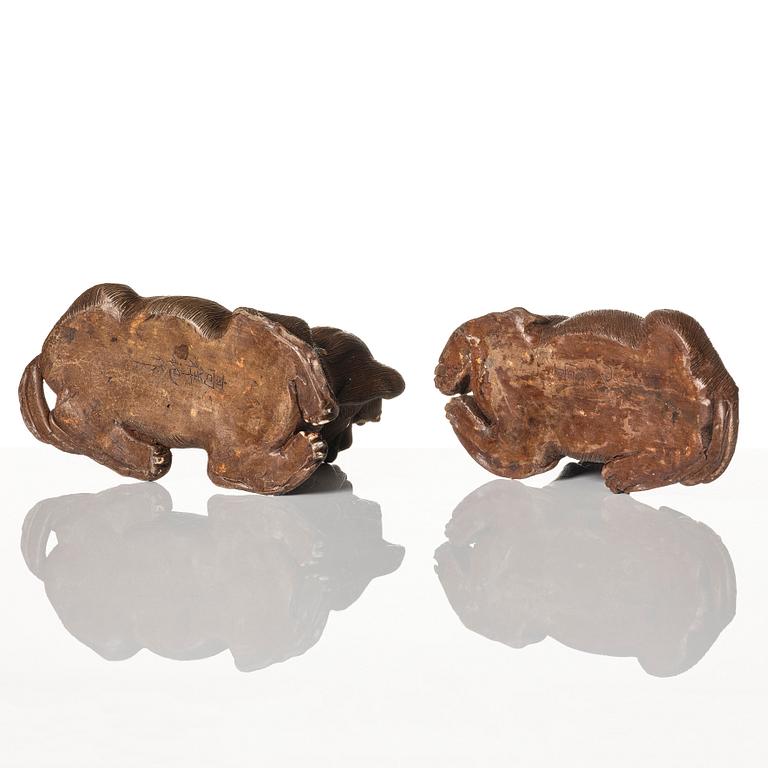A pair of buddhist lions, Qing dynasty, signed.