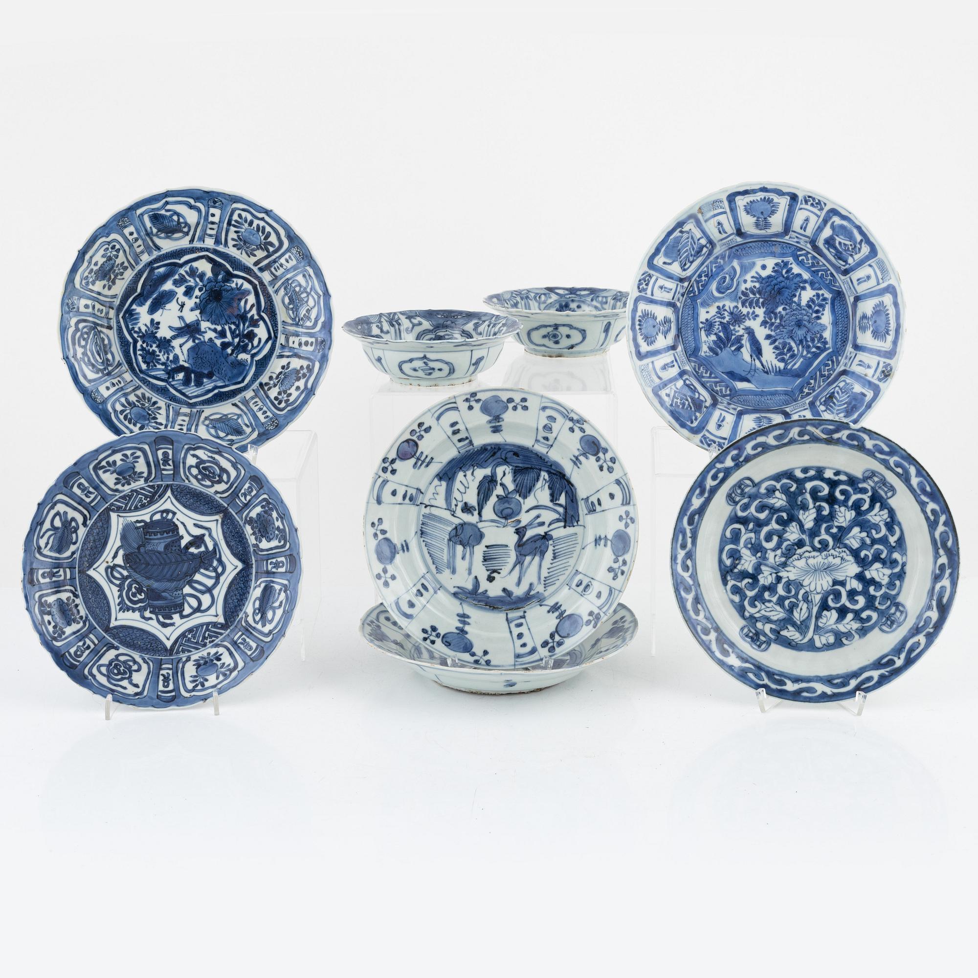 Six blue and white porcelain plate and two small bowl, Ming dynasty, Wanli (1572-1620).