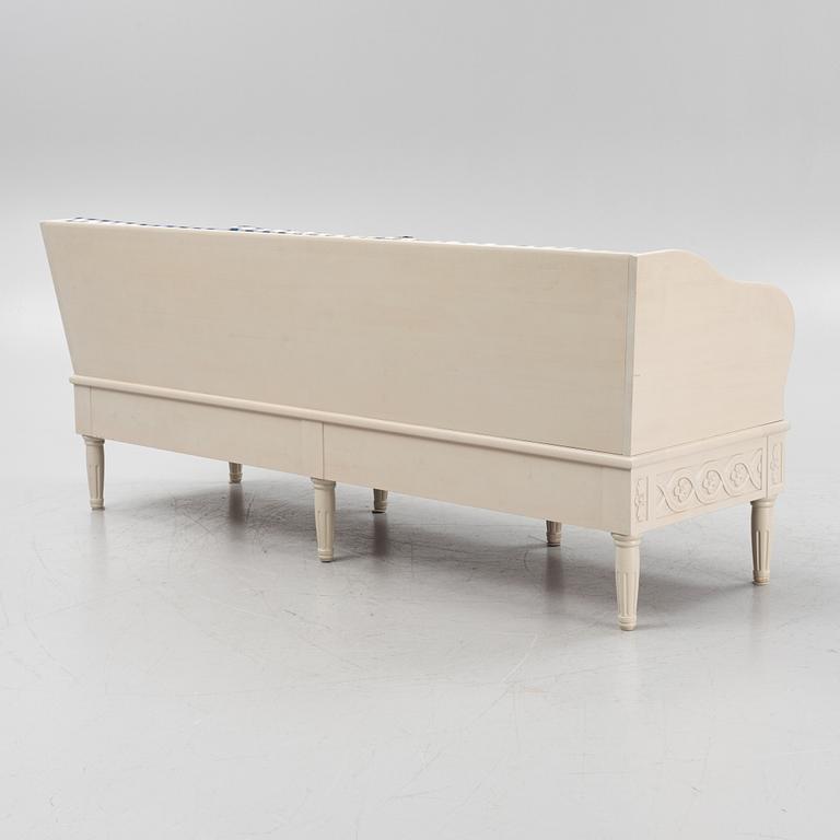 Trågsoffa, Gustaviansk stil, "Svensksund", ur IKEA:s 1700-talsserie, 1900-talets slut.