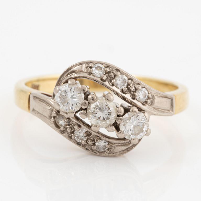 Ring 14K gold with round brilliant-cut diamonds.