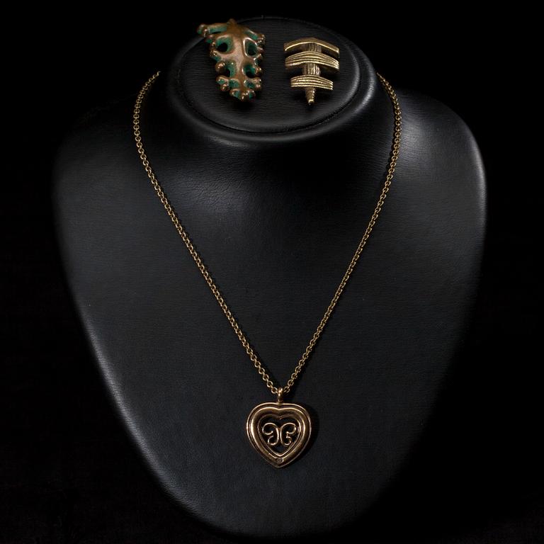 BROSCHER, 2 st, HÄNGE, brons, Kalevala Koru 1900-talets första hälft/-talets slut.