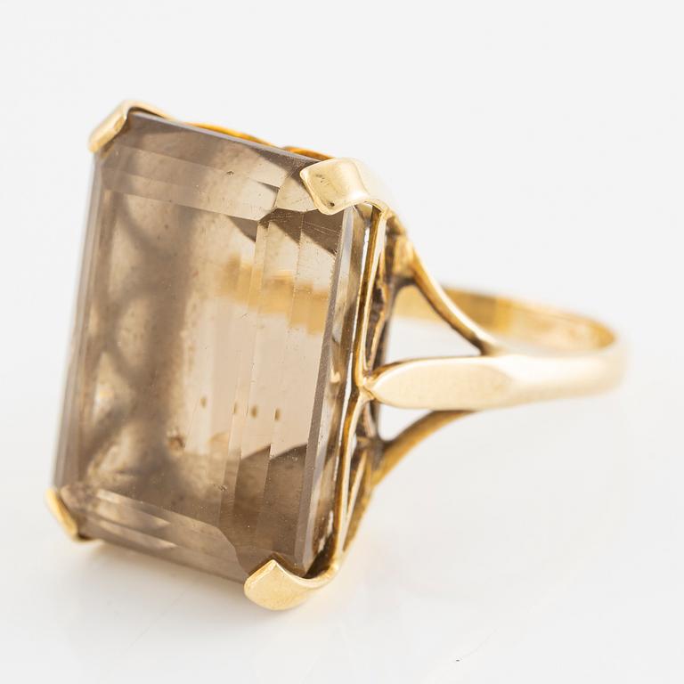 Ring, cocktailring, 18K guld med smaragdslipad rökkvarts.