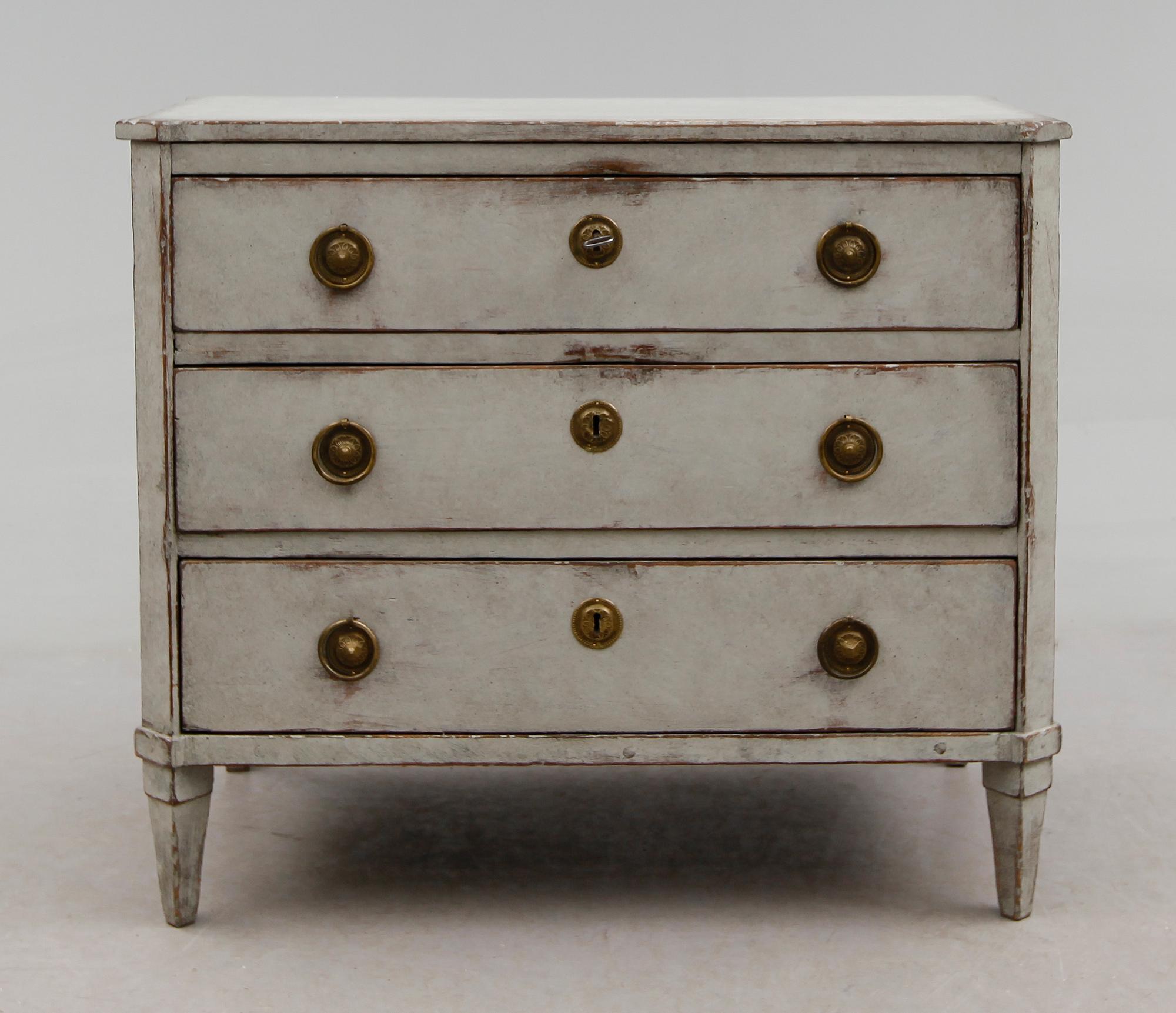 BYRÅ, sengustaviansk, omkring år 1800.