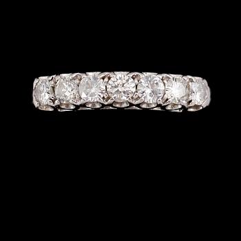RING, 18 k vitguld, 7 briljantslipade diamanter tot ca 0.80 ct.
