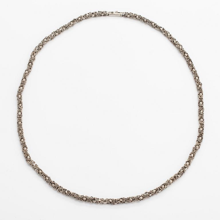 A silver collier.