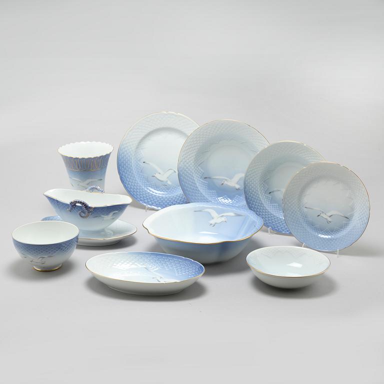 A 57 pcs"Måsen" porcelian dinner service by Bing & Gröndahl, the latter half of the 20th Century.