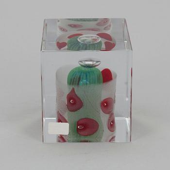 ÅRSKUB, glas, signerad Oiva Toikka, Nuutajärvi 2001, numrerad 152/2000.