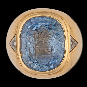 1352. A carved blue sapphire ring, ca 11.80 cts.