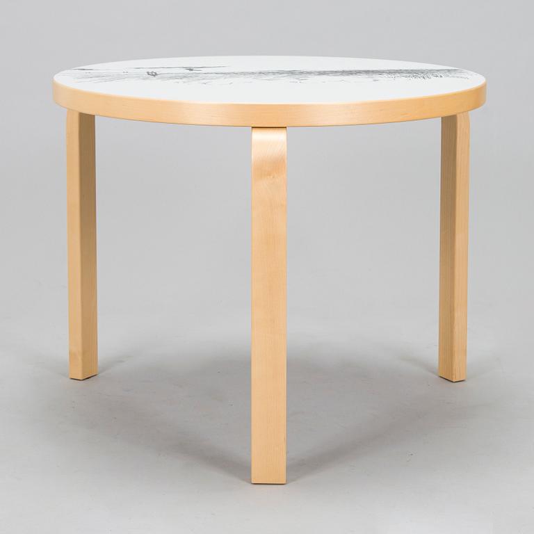 Alvar Aalto, Lastenkaluste, 3 osaa,  pöytä ja jakkaroita 3 kpl, yhteistyö Moomin Characters 2013.