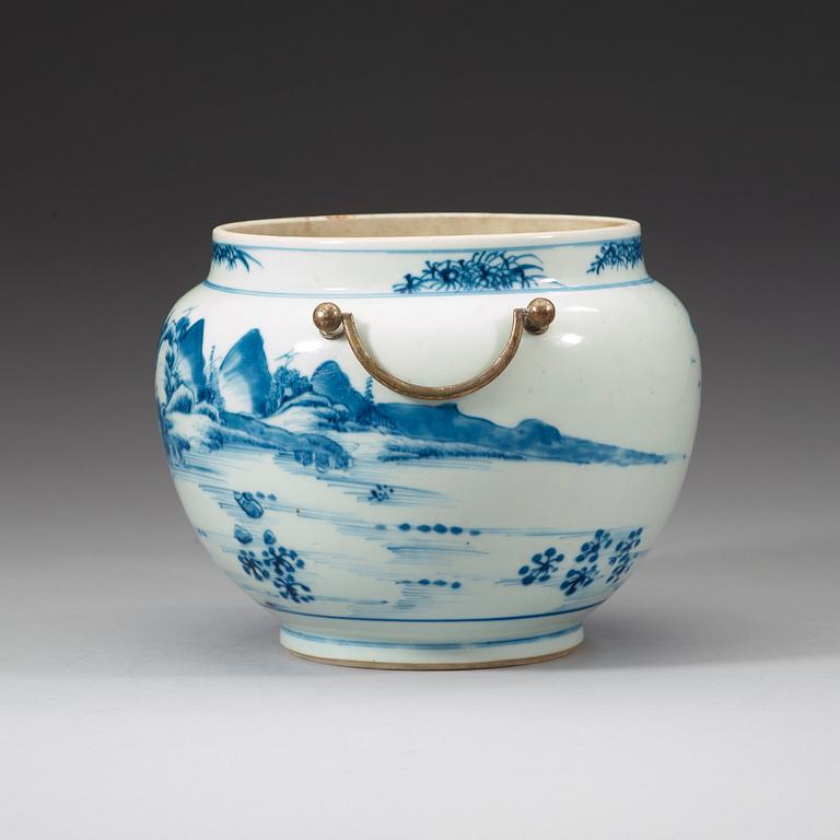 A blue and white pot, Qing dynasty, 19th century.