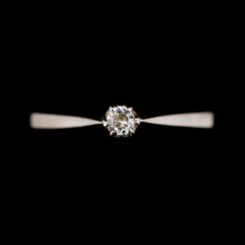 RING, 18 k vitguld med mindre briljant. Vikt ca 2 gram.