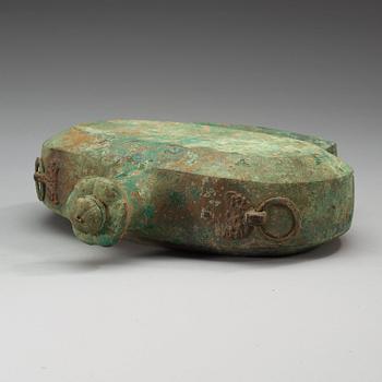 VINFLASKA med LOCK, brons. Troligen Han dynastin (206 f.Kr.-220).