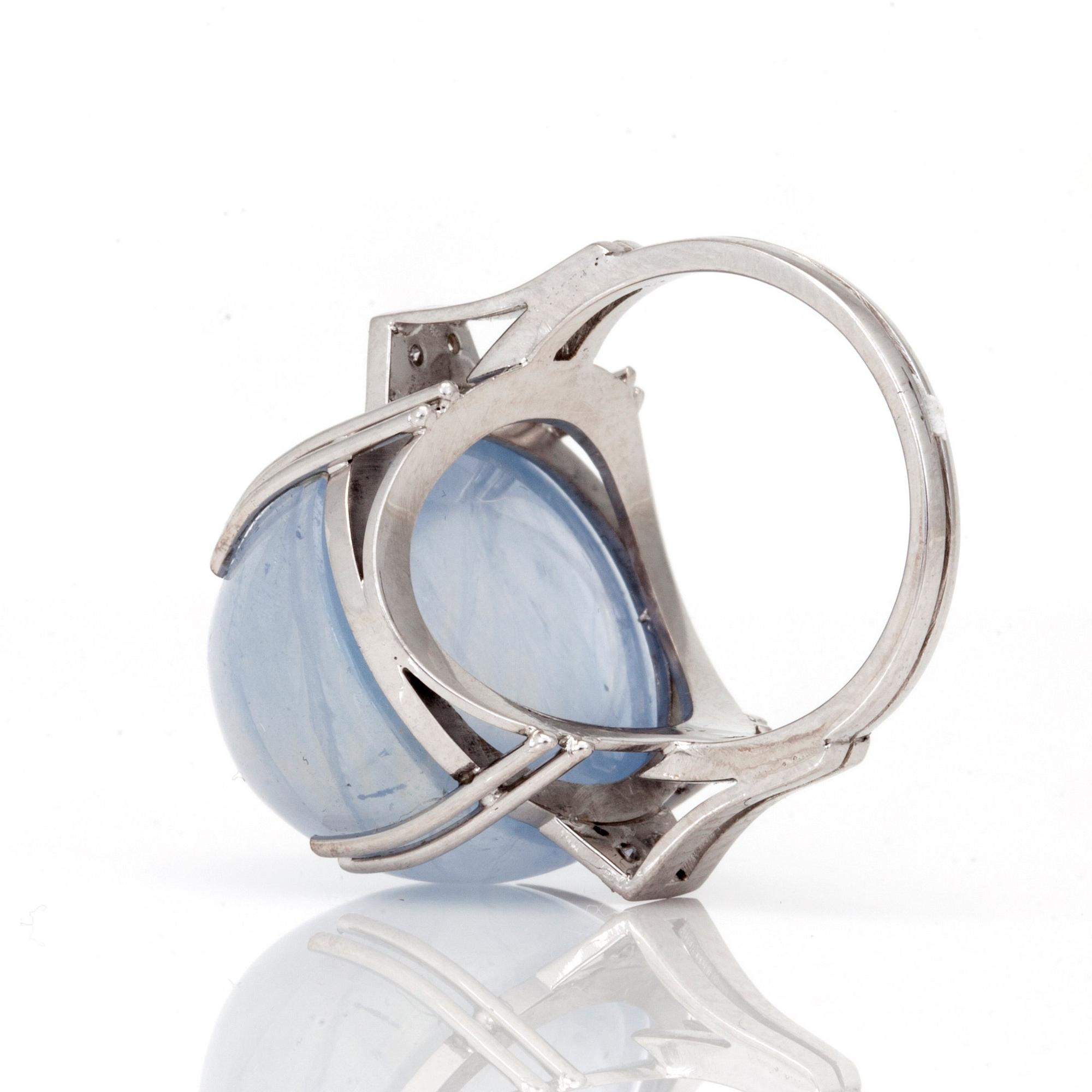 RING med obehandlad cabochonslipad safir, ca 55.00 ct, samt små åttkantslipade diamanter.