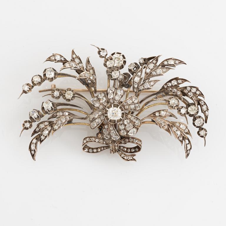 A brooch/tiara combination.
