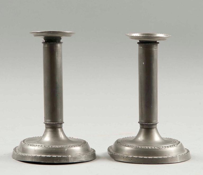 LJUSSTAKAR, ett par, tenn, Stockholm, 1800-tal, otydliga stämplar.