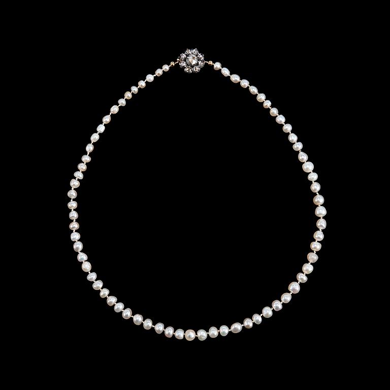 A PEARL NECKLACE, Oriental pearls 3,5 - 5 mm.