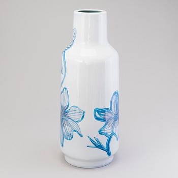 HEINI RIITAHUHTA, an 'Anemone', porcelain vase signed Heini Riitahuhta 2005.