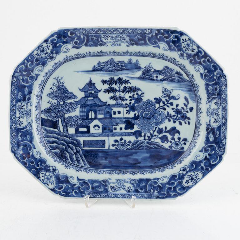 Two Chinese export procelain chargers and a dish, Qingdynasty, Qianlong /1736-95).