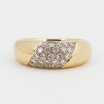 RING, 18K guld med briljantslipade diamanter.