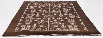 An oriental carpet, a. 287 x 204 cm.