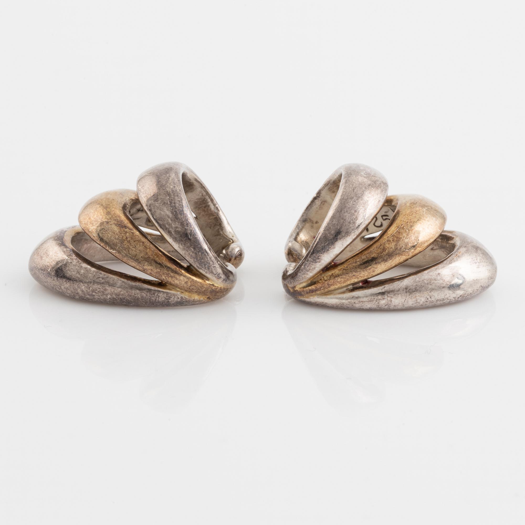 Two silver rings.