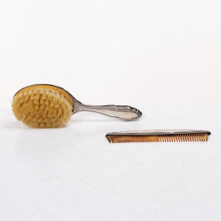 Skål, bägare, borste, kam, ett par saltkar samt 6 st fat, silver.