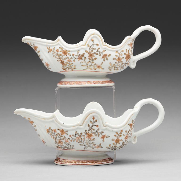 A pair of 'rouge de fer' sauce boats, Qing dynasty, Qianlong (1736-95).