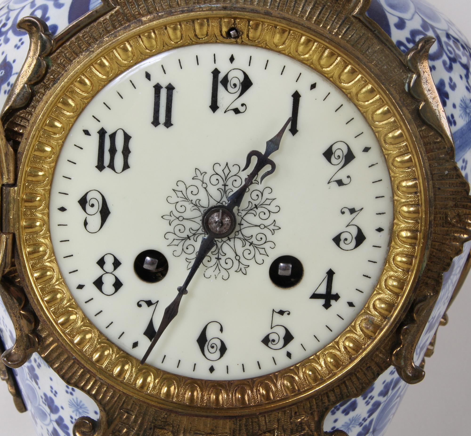 BORDSPENDYL, 1900-talets mitt, troligen Holland.