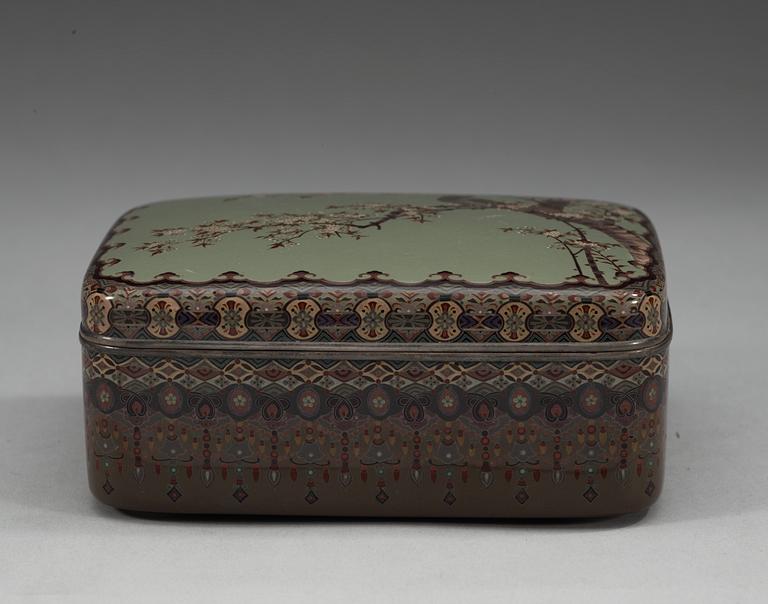 A fine Japanese Cloisonne box with cover, Meiji period (1867-1912).