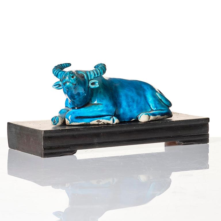 A turquoise glazed figure of a reclining water buffalo, Qing dynasty, 19th century.