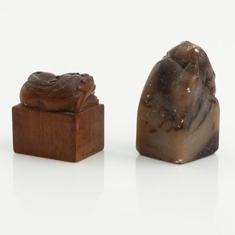 A set with two seals, two jade plaques and a necklace with sculptured beads, Qing dynasty.