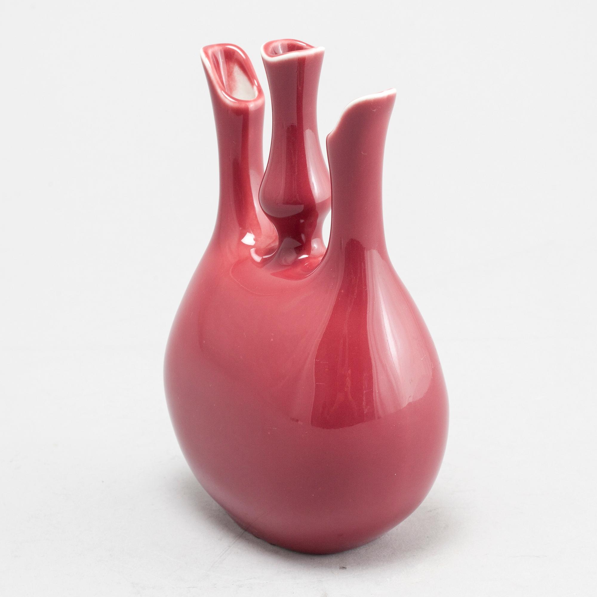 A porcelain vase, designed by Richard Ginori for San Cristoforo, 20th century.