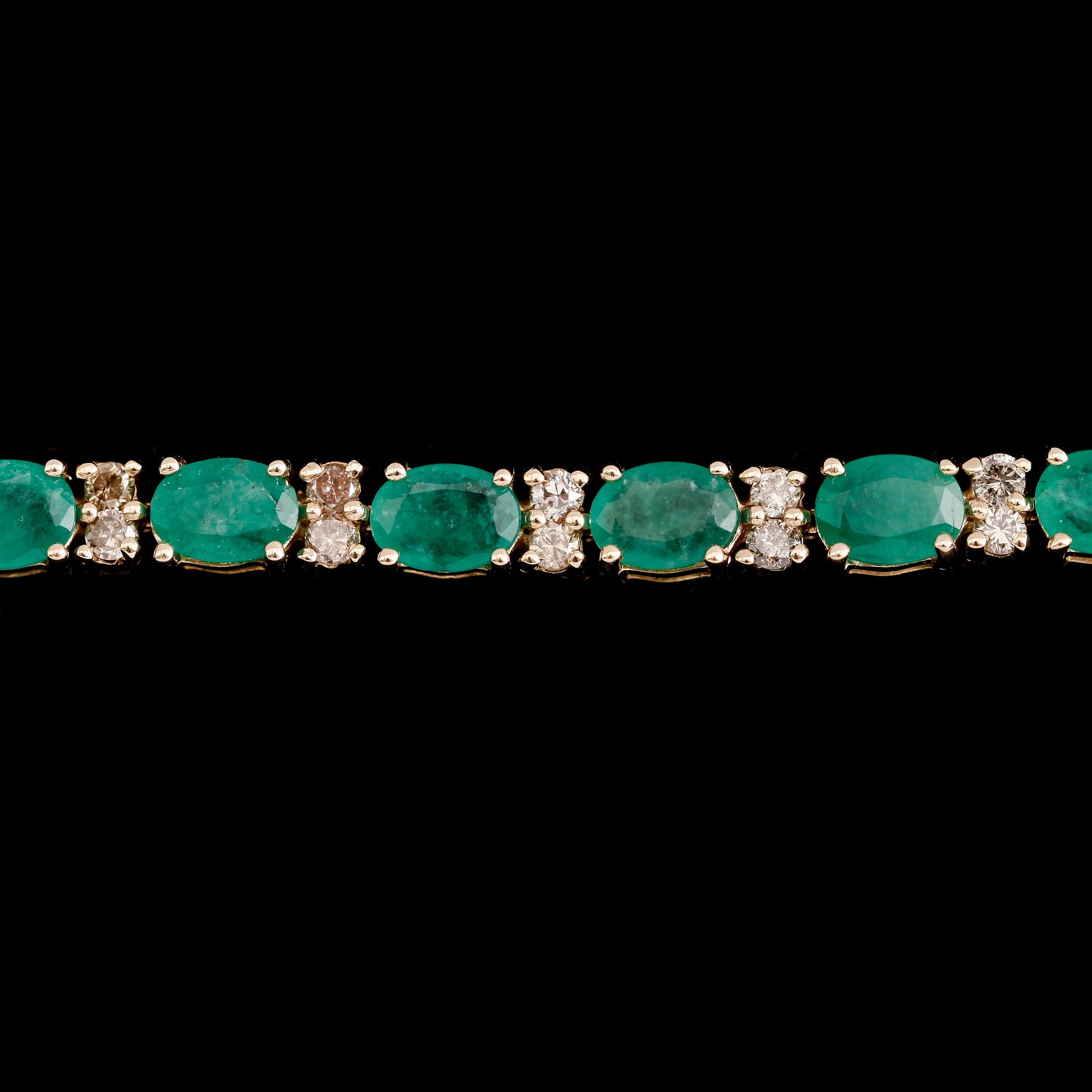 ARMBAND, 14 k guld, 17 smaragder tot ca 17.00 ct, briljantslipade diamanter tot ca 1.80 ct.