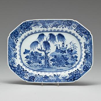 STEKFAT, porslin. Kina, Qianlong (1736-95).