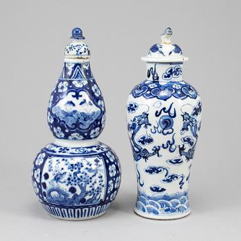 Two blue and white vases with covers, Qing dynasty, Qianlong (1736-95).