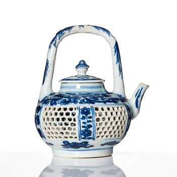 A blue and white tea pot, Qing dynasty, Kangxi (1662-1722).