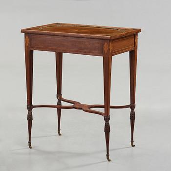 A late Gustavian table in the manner of Lars Qvarnberg, master 1801.
