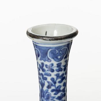 A blue and white tulip vase, Qing dynasty, 19th century.