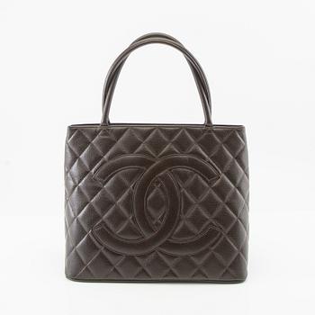 Chanel,.