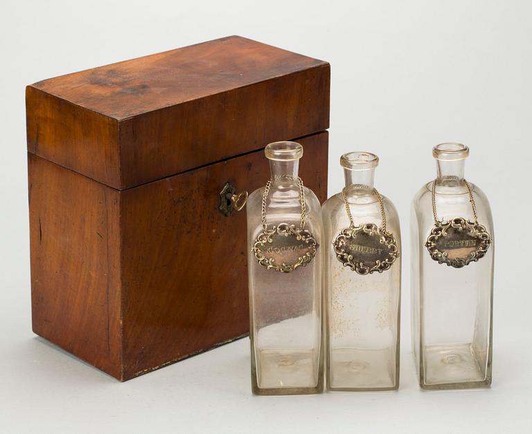 SCHATULL med FLASKOR, 1800-tal.