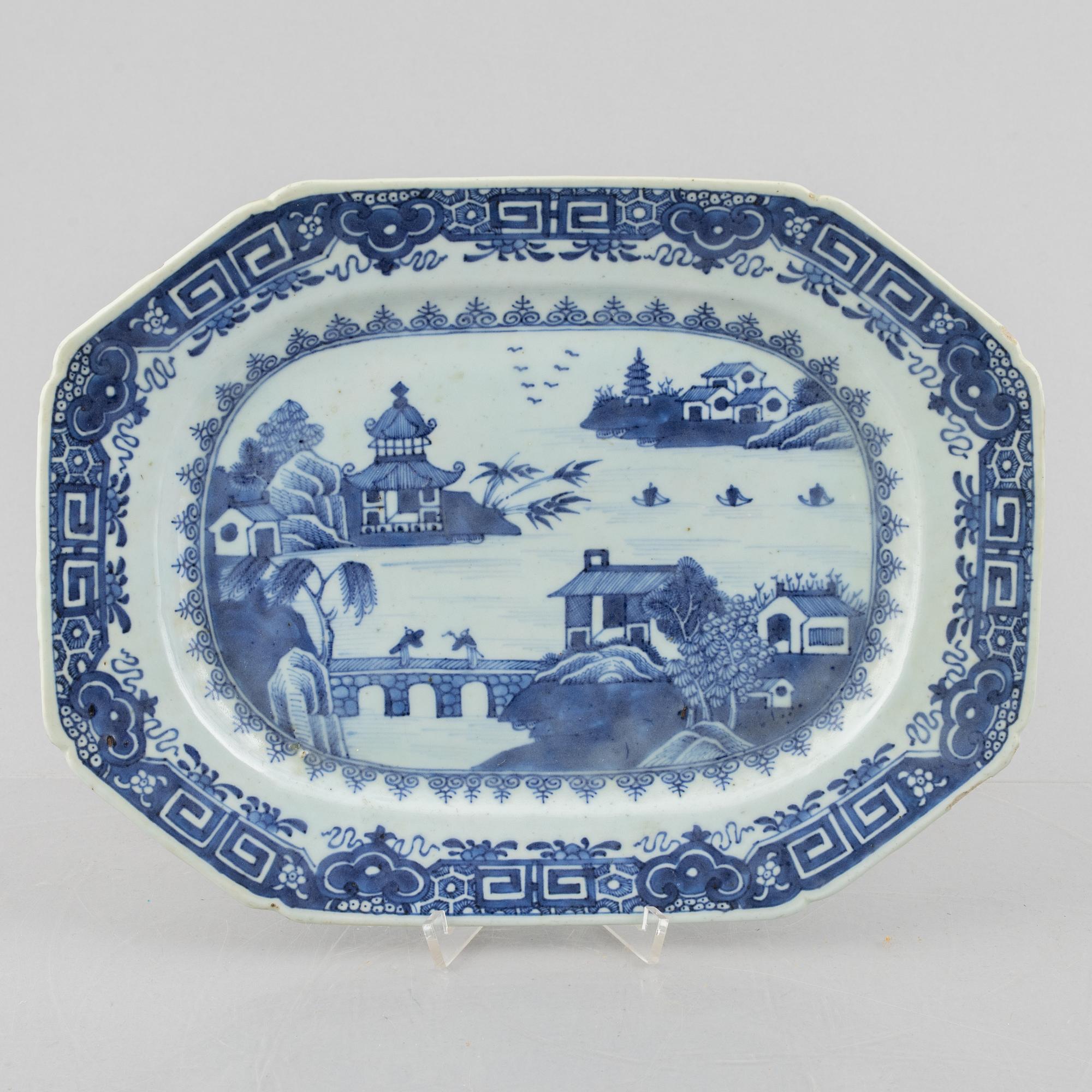 Stekfat, 2 st, samt smörterrin med lock och fat, kompaniporslin, Kina, Qianlong (1736-95).