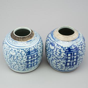 Two Chinese blue and white porcelain ginger jars, late Qing dynasty (1644-1912).