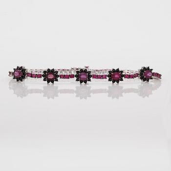 ARMBAND, 18K vitguld, rubiner tot ca 4.54 ct. och svarta spineller tot ca 1.15 ct.