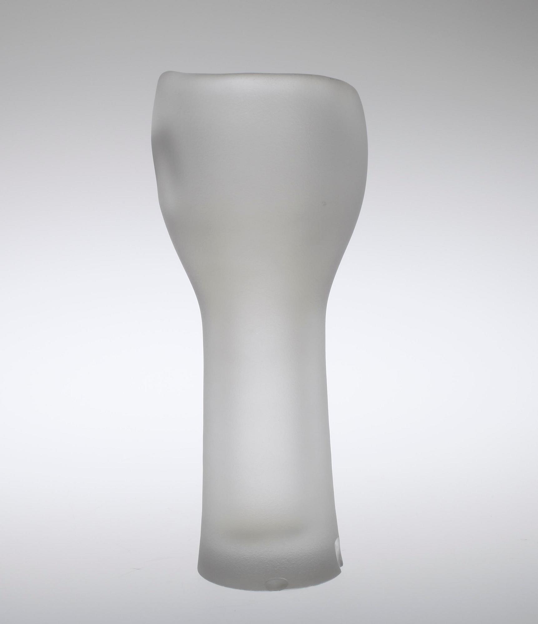 GLASSKULPTUR / VAS, "Hiidennyrkki". Osign.