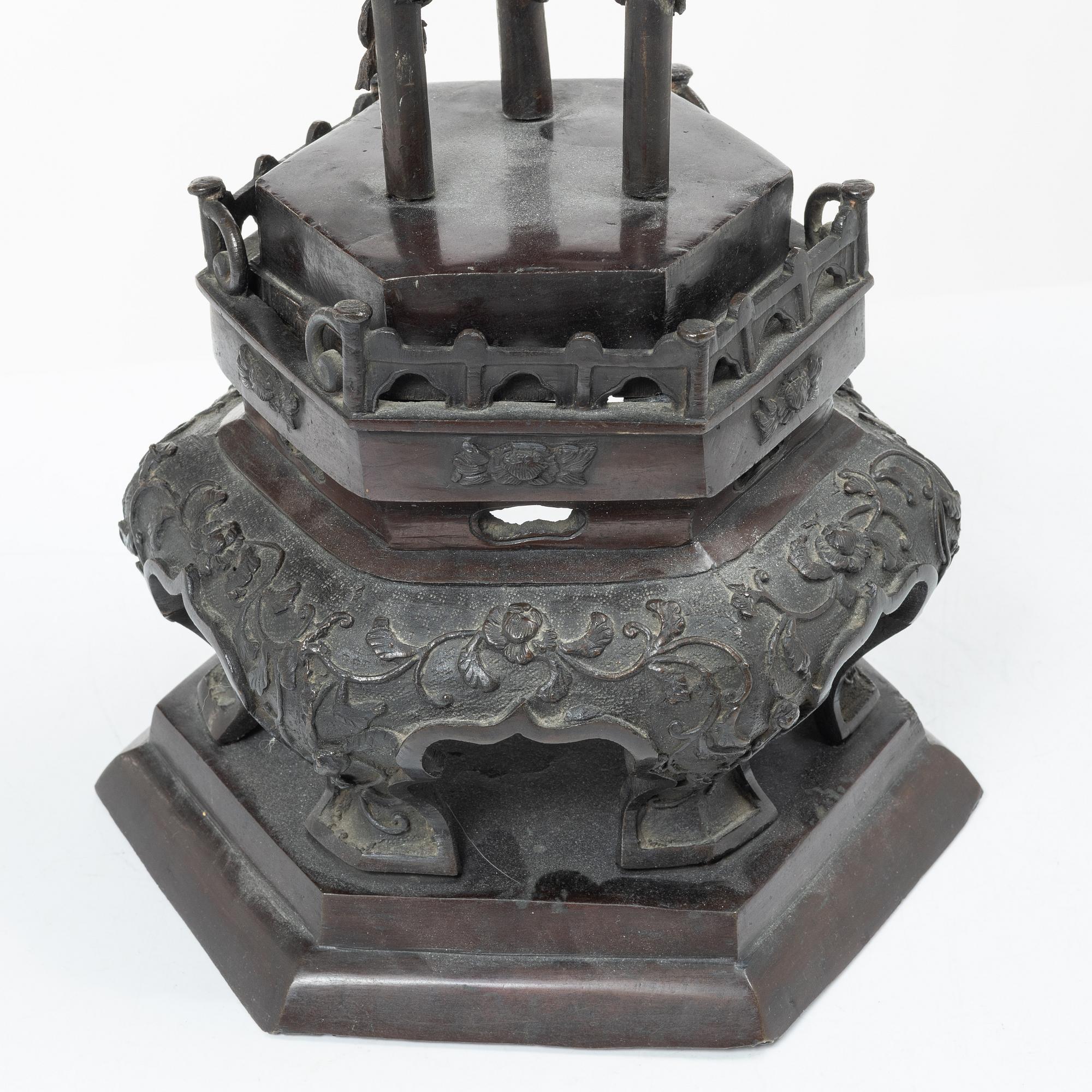 A large Japanese bronze censer, Meiji (1898-1912).