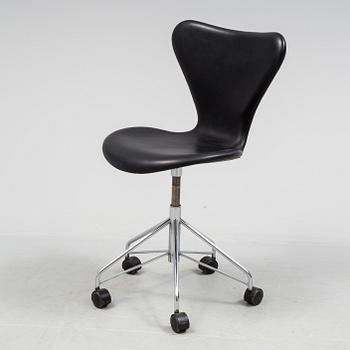 ARNE JACOBSEN, "Sjuan". Modell 3117.  Fritz Hansen, Danmark. 1900-talets andra hälft.