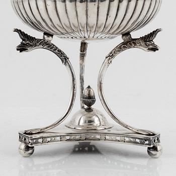 A silver sugar bowl with lid by Stephan Nöblin, Ystad, 1825.