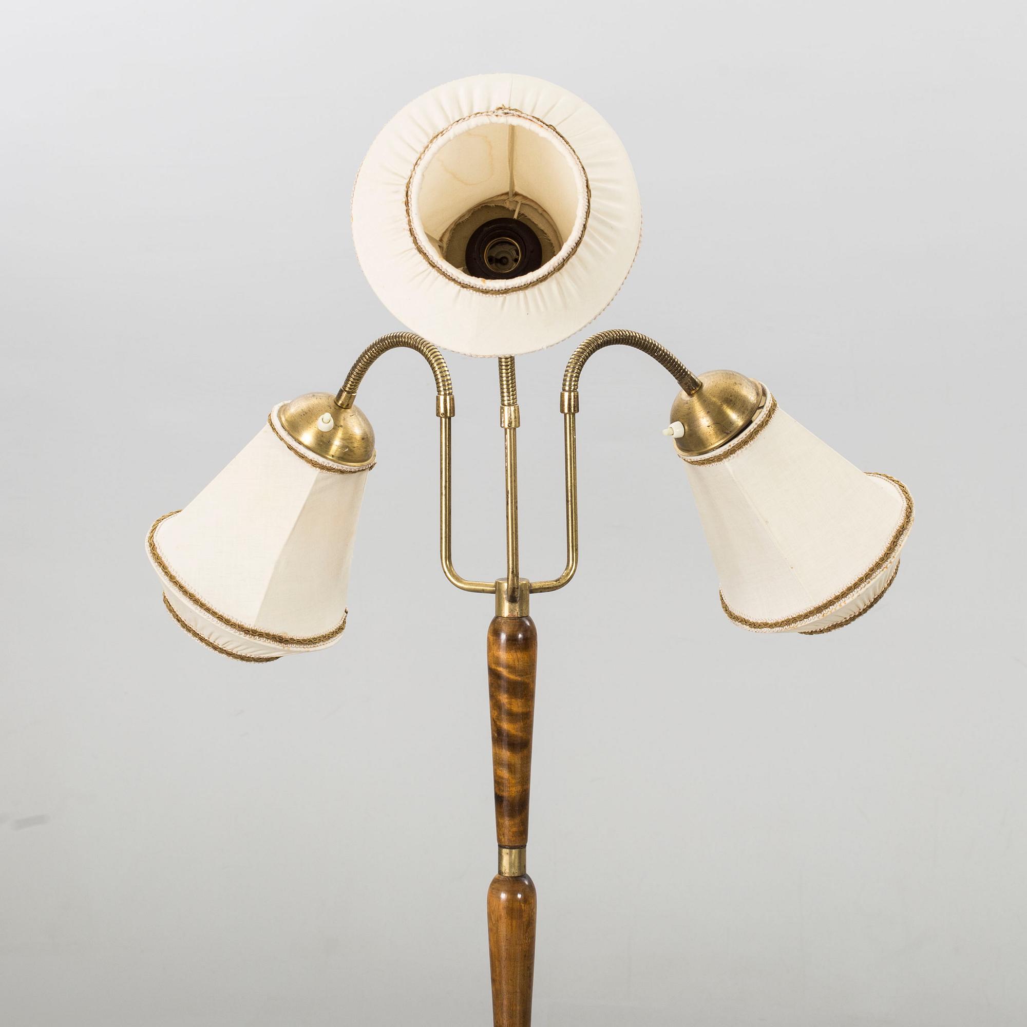 A PAGOS 1940-50'S FLOOR LAMP.