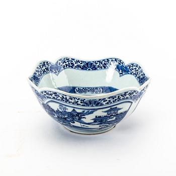 A Chinese porcelain bowl, circa 1800.