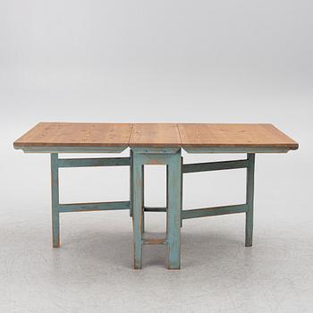 A drop-leaf table, 19th century.